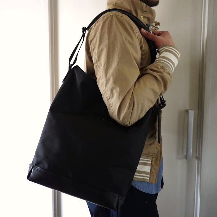 ARTS&CRAFTS / Black Nylon One Strap Carry-All