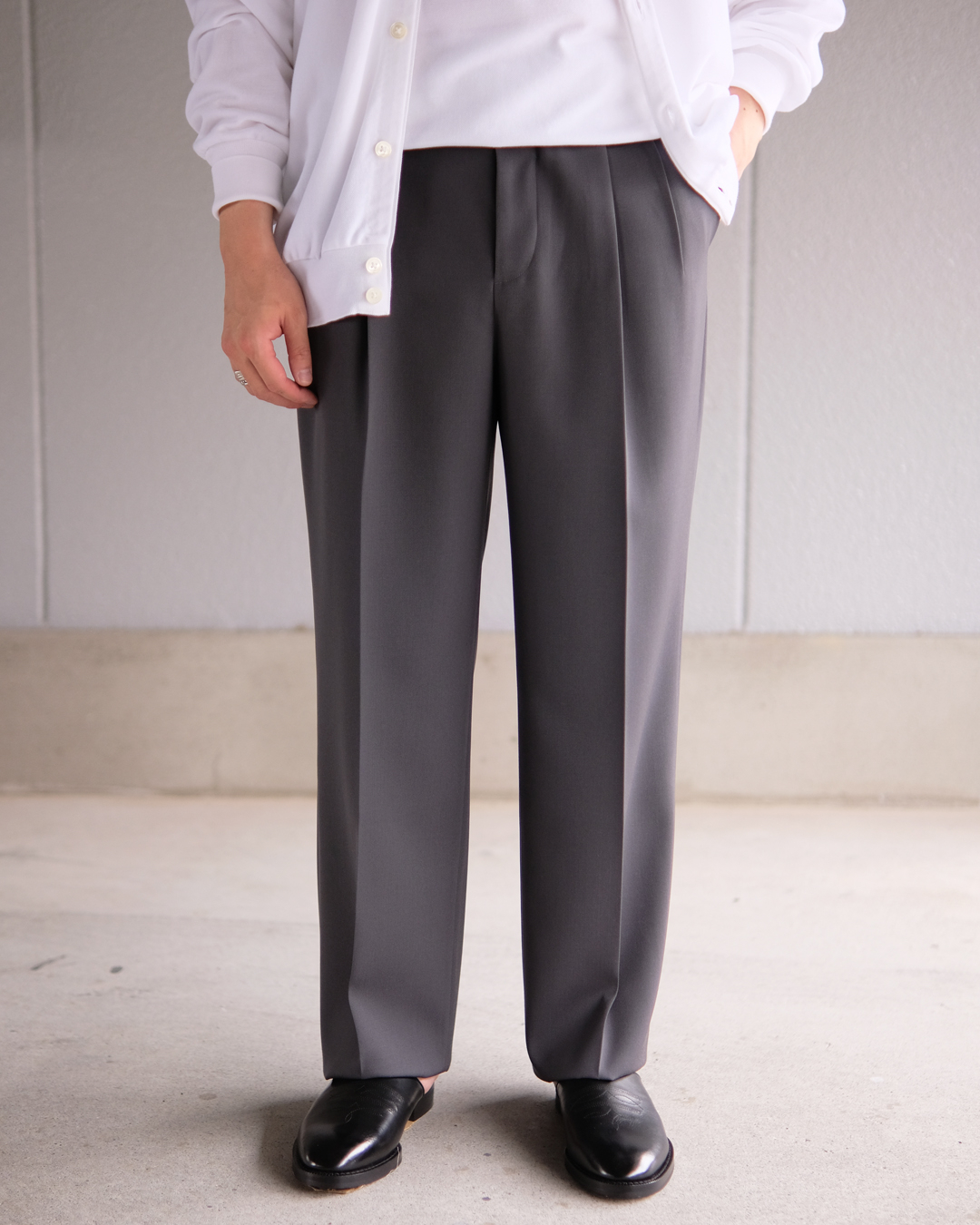 LIGHT WOOL MAX GABARDINE TWO-TUCK SLACKS