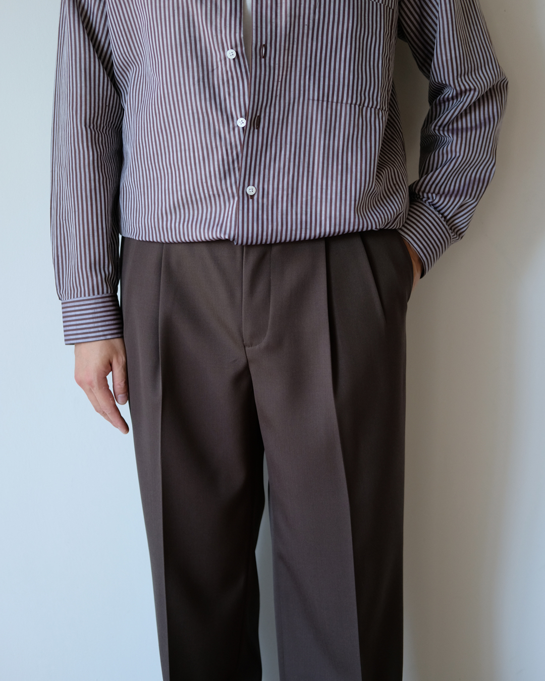 当社の LIGHT WOOL SLACKS TWO-TUCK GABARDINE MAX スラックス