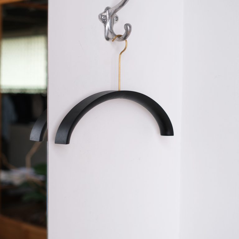 murphpopupstore-blackwhiteoilhanger