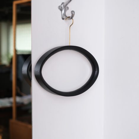murphpopupstore-daenblackwhiteoilhanger