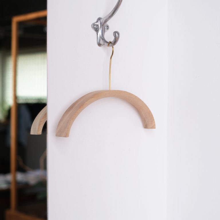 murphpopupstore-whiteoilhanger