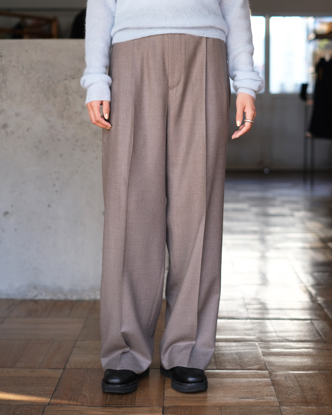 auraleewomens-superlightwooltwo-tuckslacks
