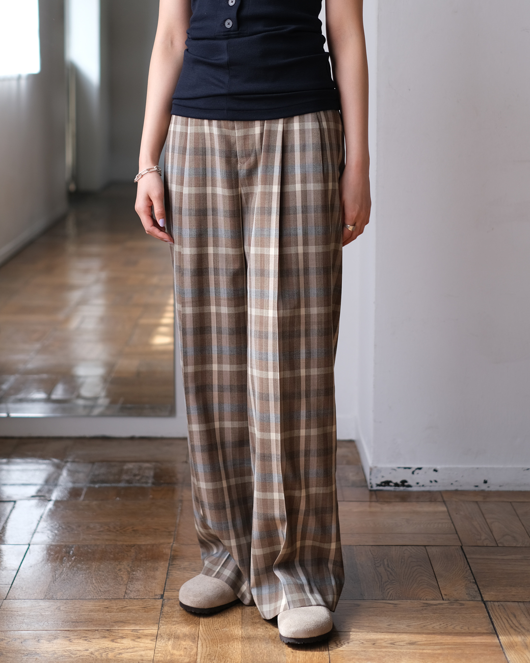 auraleewomens-superfinetropicalwoolchecktwotuckslacks