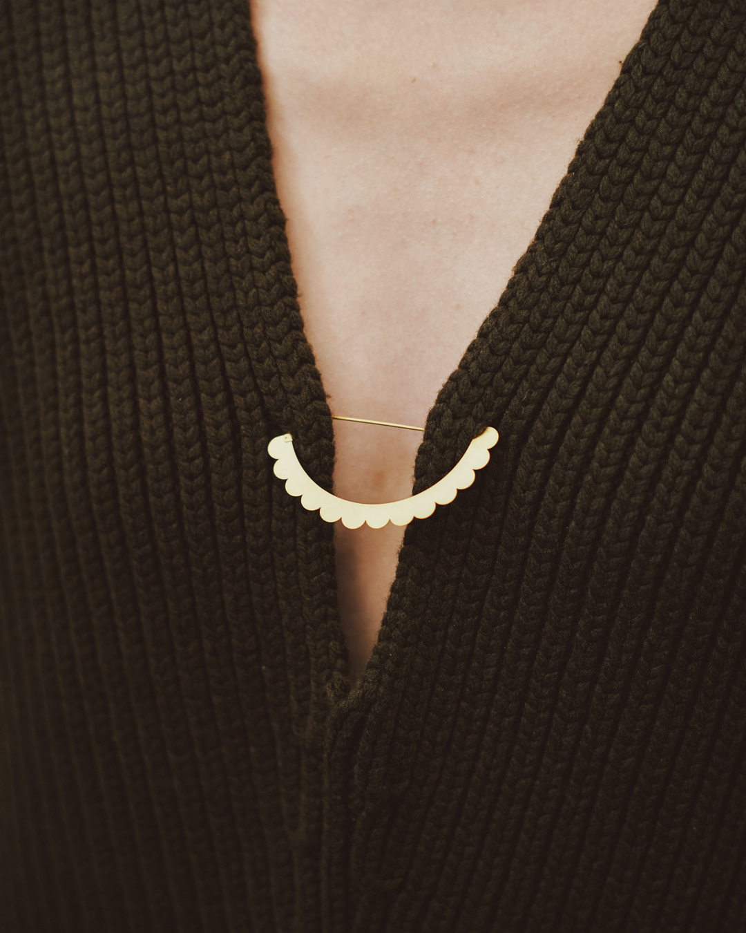 keyholder-semicircularetchedmetalbrooch